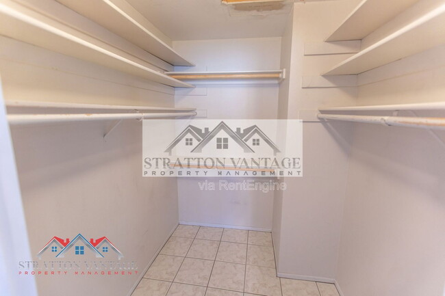 Building Photo - 944 W Meseto Ave