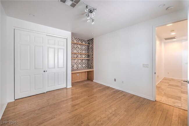 Building Photo - 10227 Sunset Gardens Dr