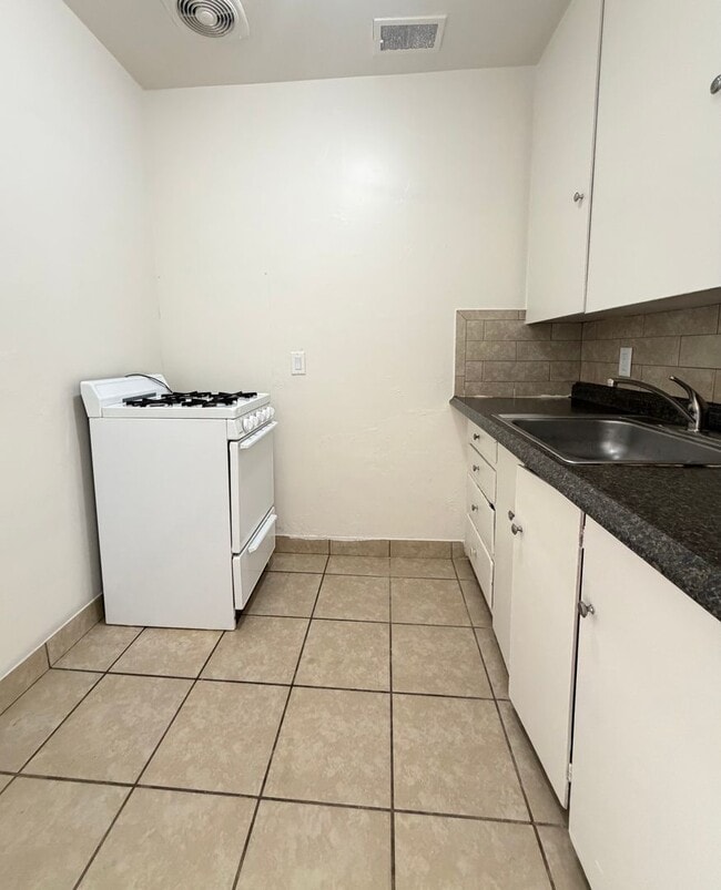 Building Photo - Cozy 1 bedroom 1 bathroom apartment available for lease in Yuma, AZ!