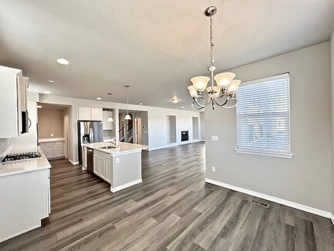 Building Photo - 5 Bedroom Home Close to Downtown Monument!!