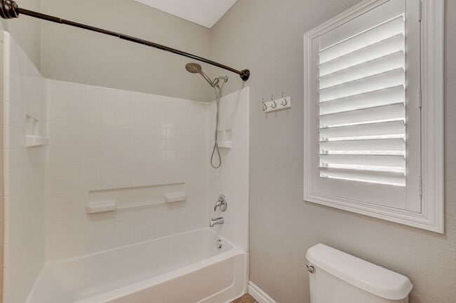 Building Photo - Gorgeous Three Bedroom in the Northwest!