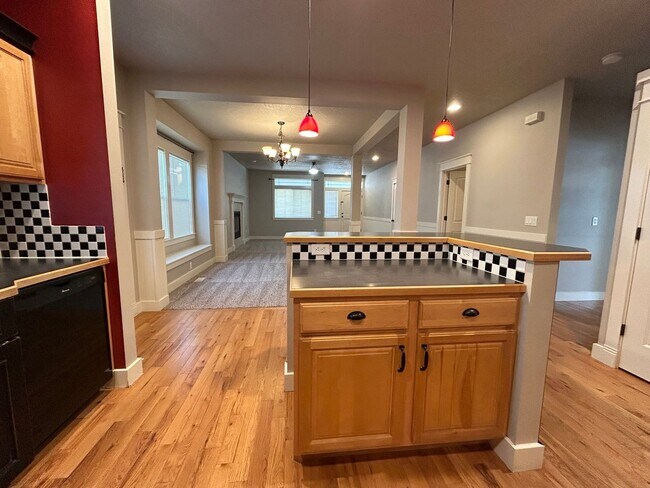 Building Photo - 2137 N Eagle Creek Ln