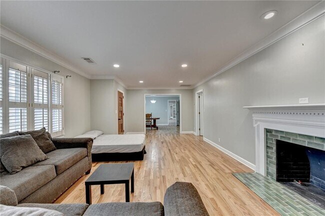 Building Photo - 8 Highland Ln