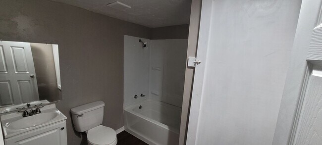 Building Photo - Cute 5 bedroom House