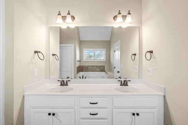 Building Photo - 501 Daylily Ct