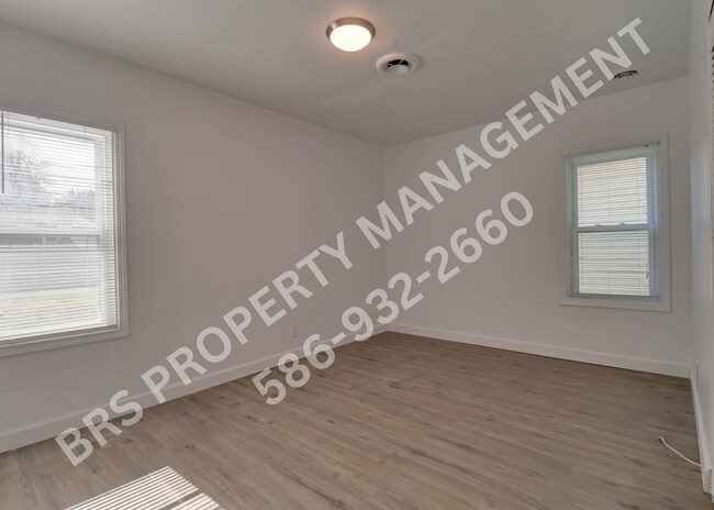 Building Photo - Remodeled Duplex 2 bedroom in Clinton Twp.