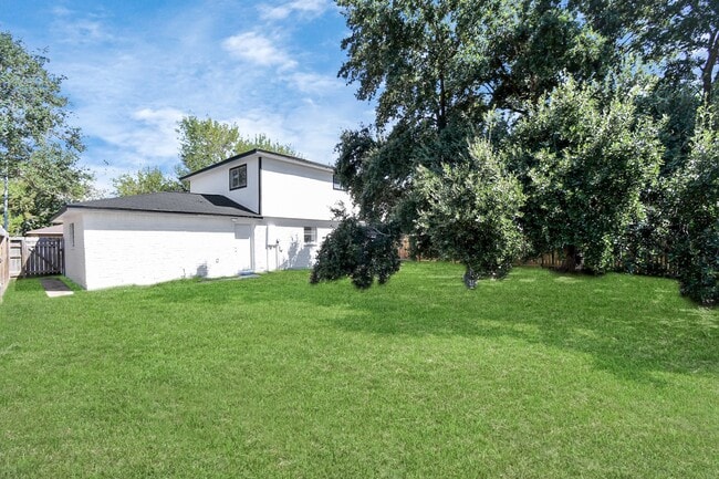 Building Photo - 9912 Cardinal St