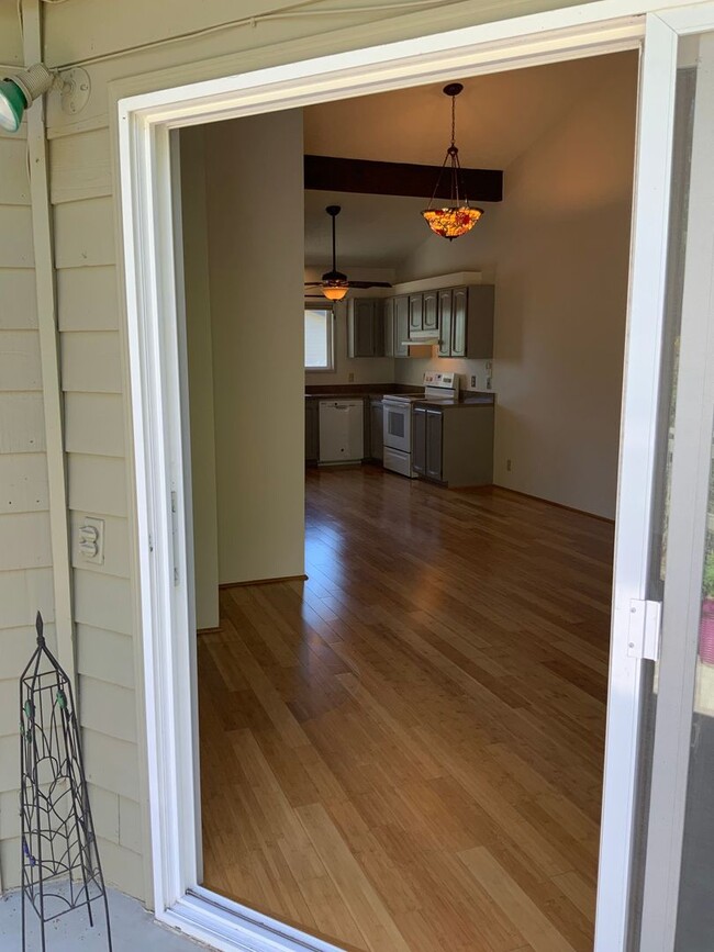 Building Photo - 2 Bedroom Condo on Country Club Road