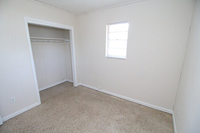 Building Photo - Private 2BR/1BA Duplex with Washer/Dryer H...