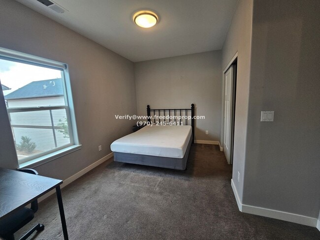Building Photo - Beautiful Furnished 2bed 2.5 bath Townhome...