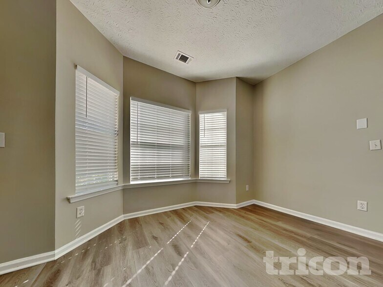 Building Photo - 11906 Fairway Overlook