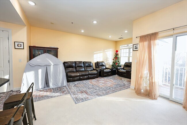 Building Photo - 614 Pond St