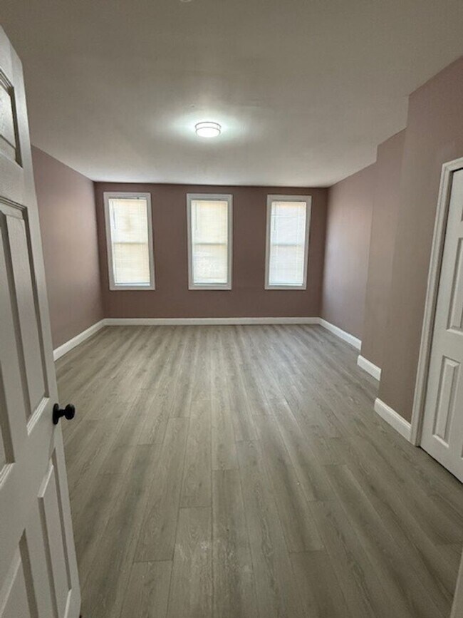 Building Photo - Beautifully Renovated!  Large, Spacious Rooms! W/D Hook-Up! Available Now!