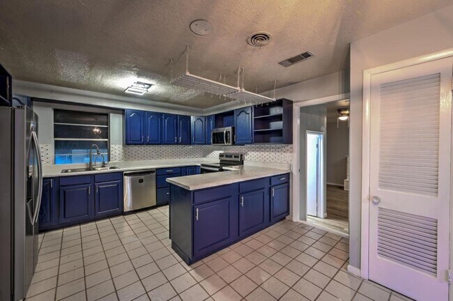 Building Photo - 2138 Lynbrook Ln