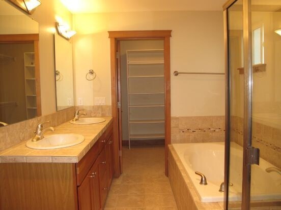 Building Photo - Gorgeous 3 bed/3.5 bath Queen Anne Townhouse!