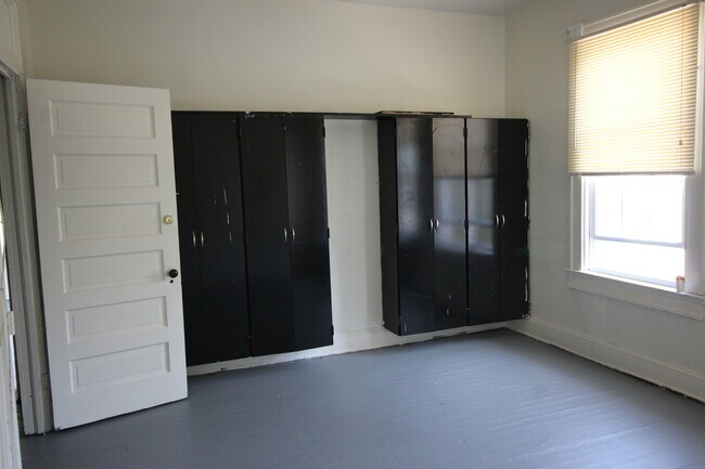 Building Photo - Spacious 5BD/1BA Remington Home w/ W/D! Available 8/14