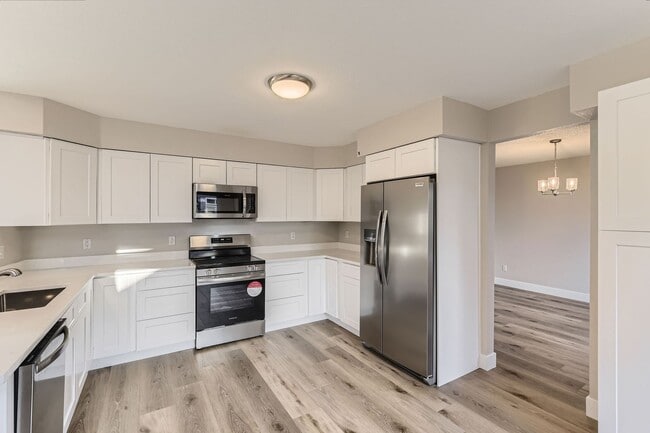 Building Photo - 4 bedroom, 2 1/2 bath home with attached 2...
