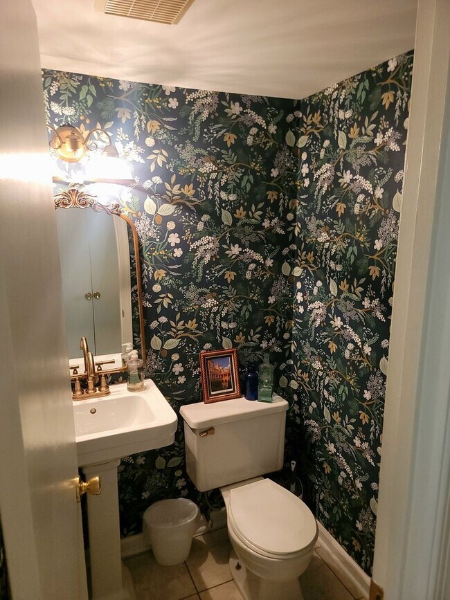 Building Photo - Great 2 Bedroom Townhouse for Rent in Western Henrico