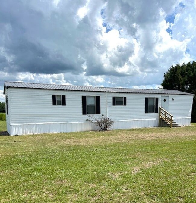 Building Photo - 2-bedroom, 2-bath mobile home