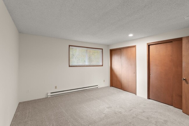 Building Photo - END UNIT!!  2 BEDROOM & 1 .5 BATH TOWNHOUSE