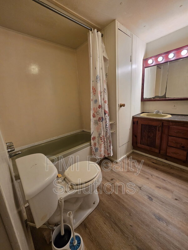 Building Photo - 300 Elberta Ave