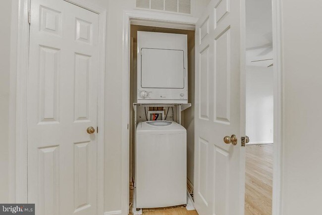 Building Photo - 1809 N Uhle St