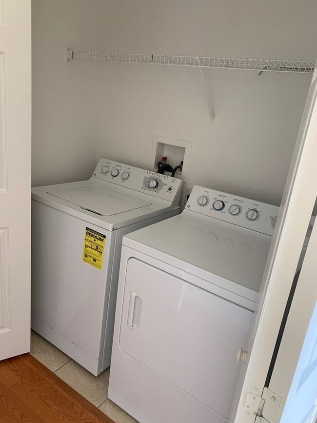 Building Photo - 3bed / 2.5 bath, 2-story townhome with 2-c...