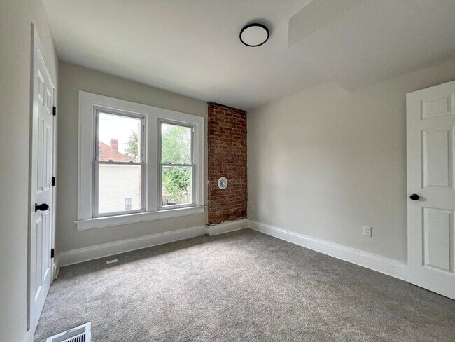 Building Photo - 927 S Champion Ave