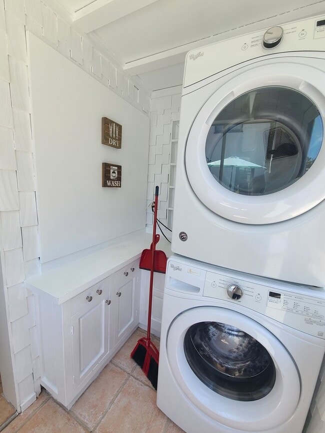 Building Photo - Charming 2 Bed 1 bath "fully furnished mon...
