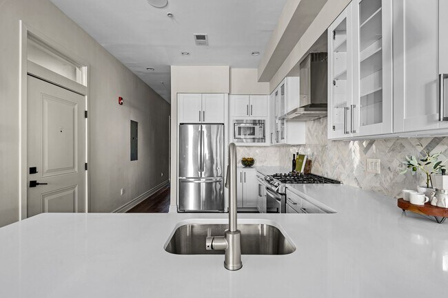 Building Photo - Beautiful 2 bed 2 bath plus den- Parking!!...
