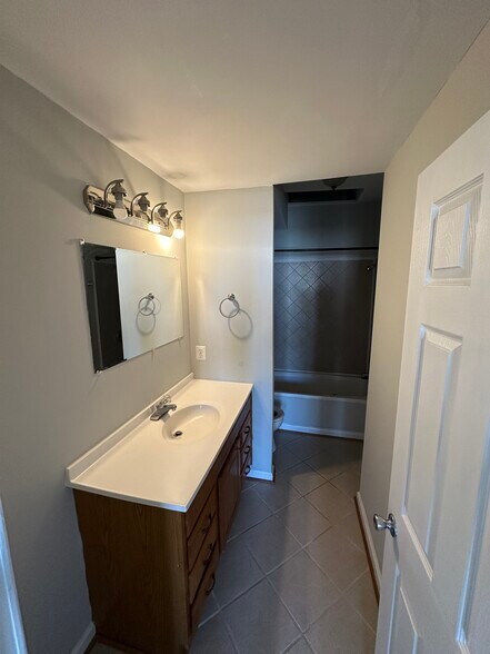 Master Bedroom Bath (Unit 1) - 37 S Ellwood Ave