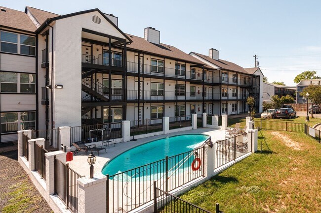 Building Photo - Updated North Austin Condo with Modern Fin...