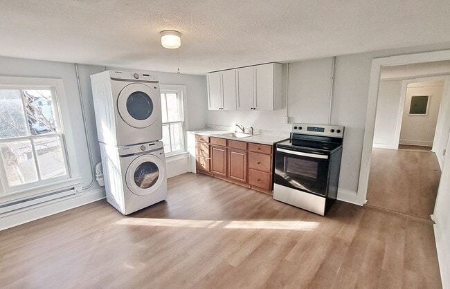 Building Photo - 516 Main St