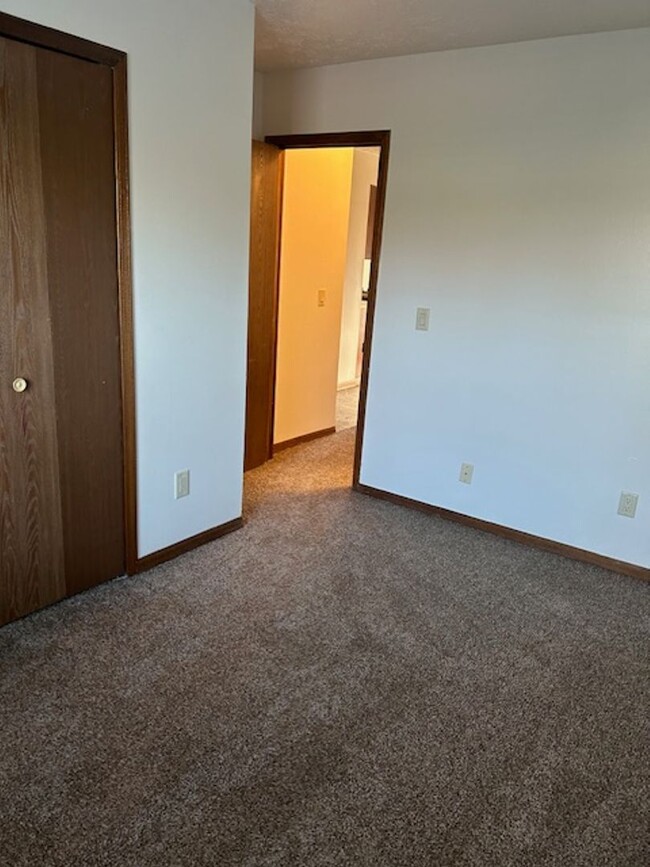 Building Photo - 9860-9864 MANDEL - LO
