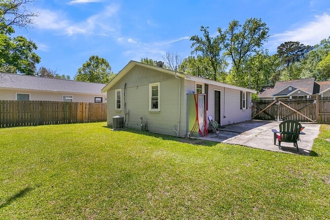 Building Photo - Charming West Ashley Bungalow