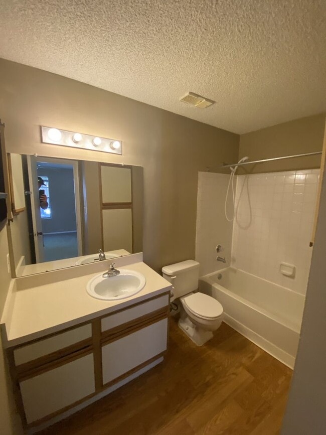 Building Photo - Large 2 bedroom 2 bath Condo