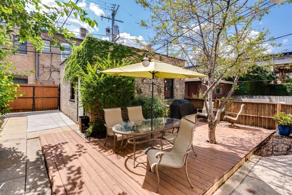 Building Photo - 921 W Newport Ave