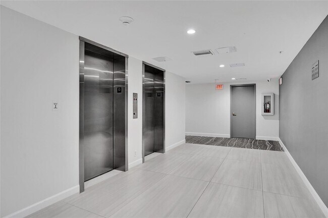 Building Photo - 1150 Hillsboro Mile Unit 1016