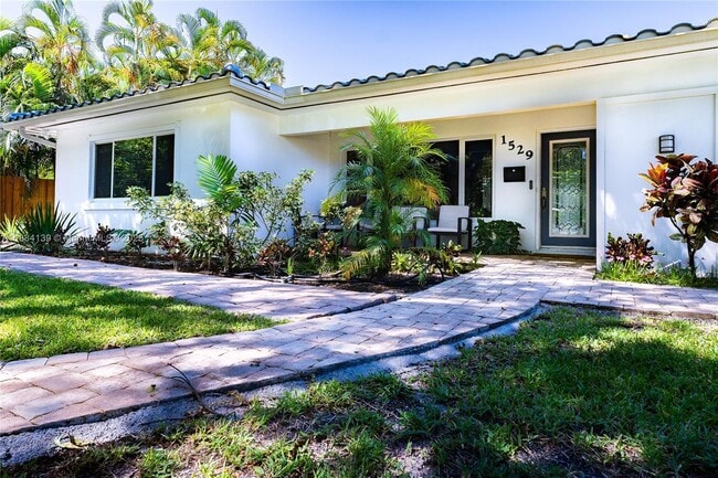 Primary Photo - 1529 Bayview Dr