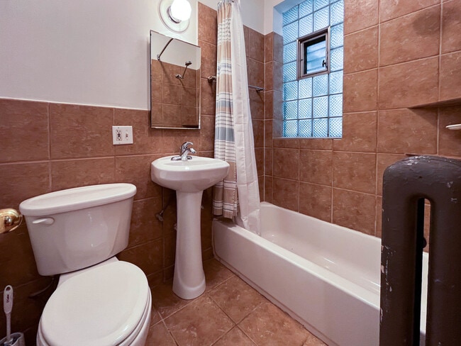 Building Photo - 1127 W Farwell Ave