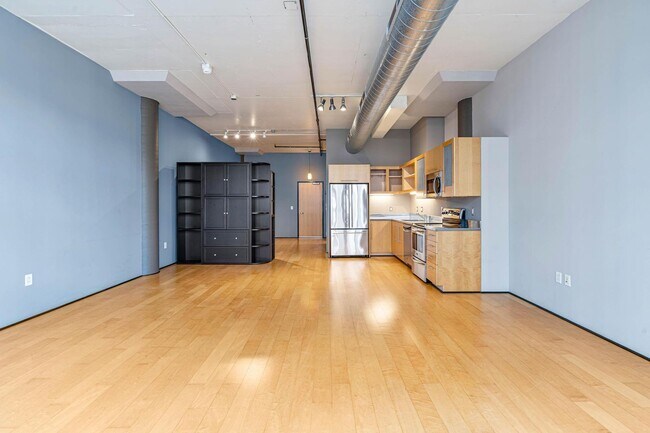Building Photo - Stylish, south-facing 1-bdrm/1-bath loft in the Pearl—Deeded parking & storage