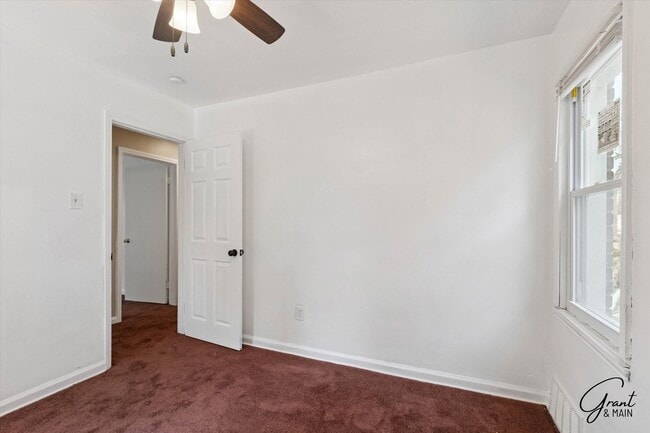 Building Photo - $1400 3 bedroom bungalow