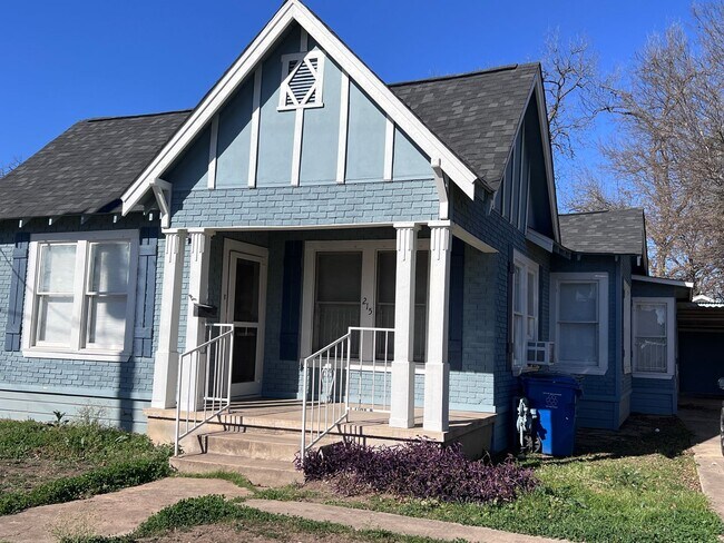 Building Photo - 215 Jennings Ave
