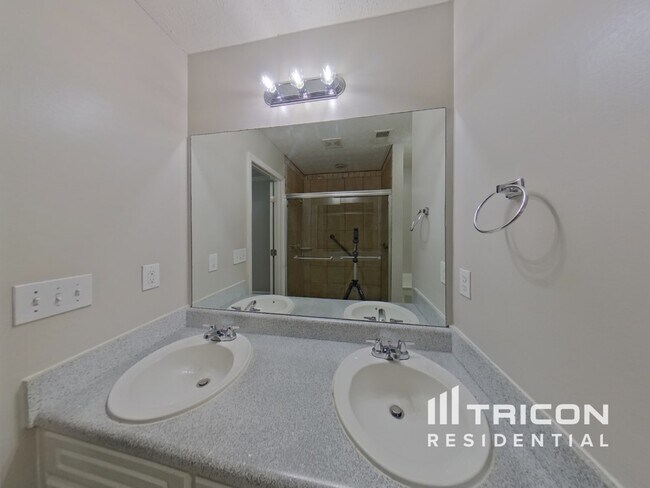 Building Photo - 714 Manor Ridge Dr