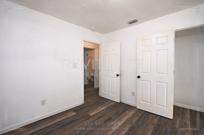 Building Photo - Fully Renovated 3/2 in West Mobile!