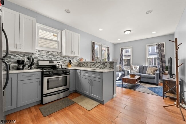 Building Photo - 45 Blum St