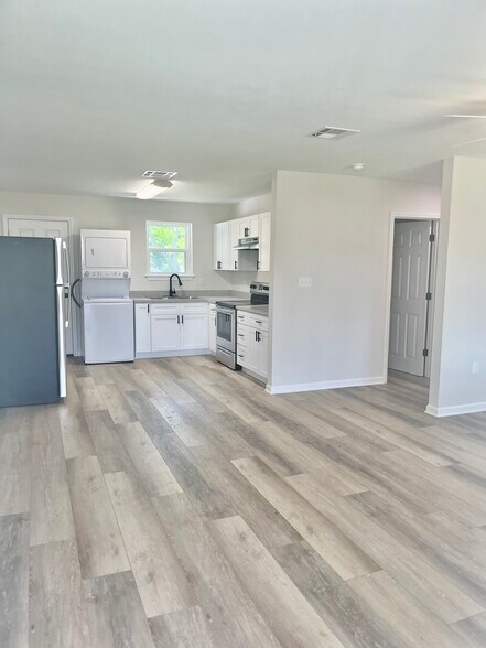 Building Photo - 704 Orion Ave