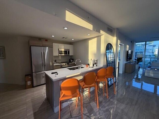 Building Photo - 9940 W Bay Harbor Dr