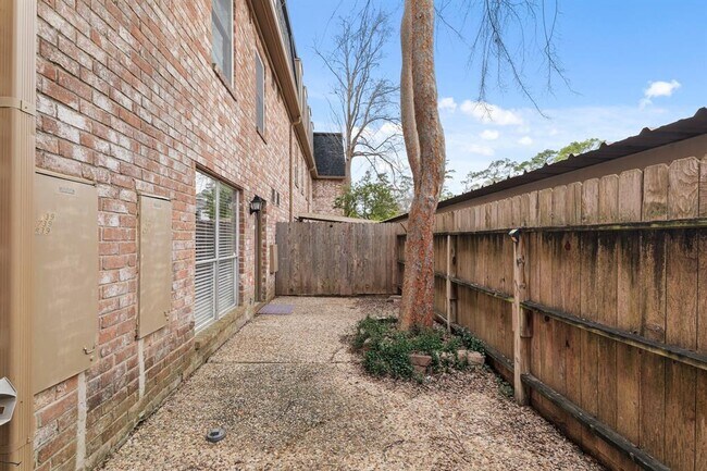 Building Photo - 355 N Post Oak Ln