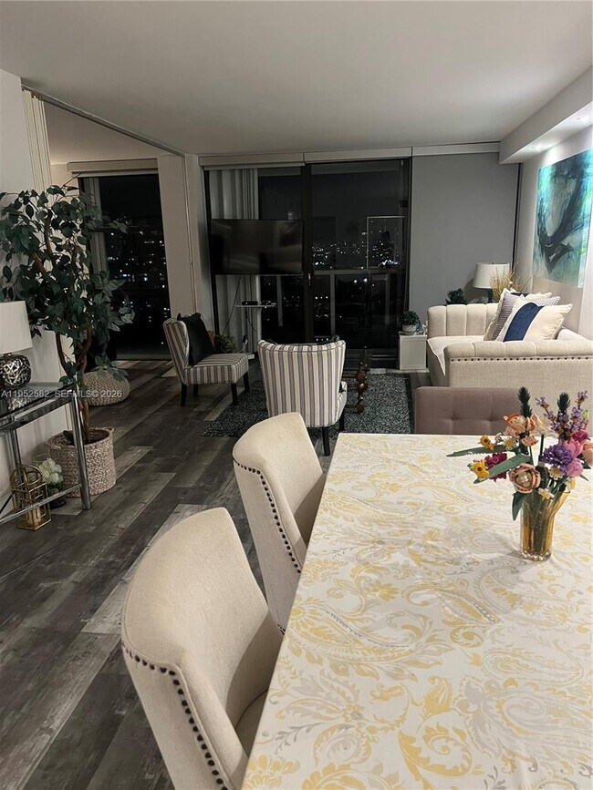 Building Photo - 3675 N Country Club Dr